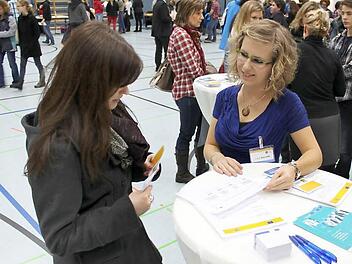 Lisa Storath (rechts) hat 2011 Abitur am Meranier-Gymnasium gemacht, nun ist sie Auszubildende im Landratsamt.