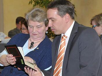 Kunigunde Riedel zeigte Bürgermeister Alexander Tritthart ihre Erinnerungen. Fotos: Roland Meister