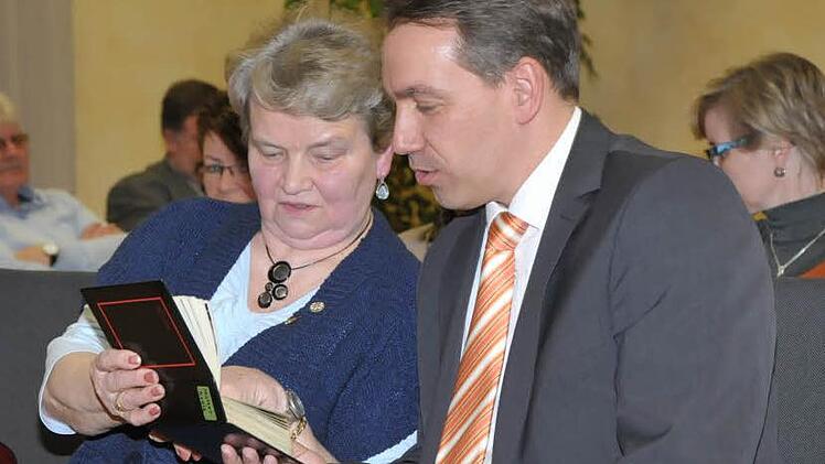 Kunigunde Riedel zeigte Bürgermeister Alexander Tritthart ihre Erinnerungen. Fotos: Roland Meister
