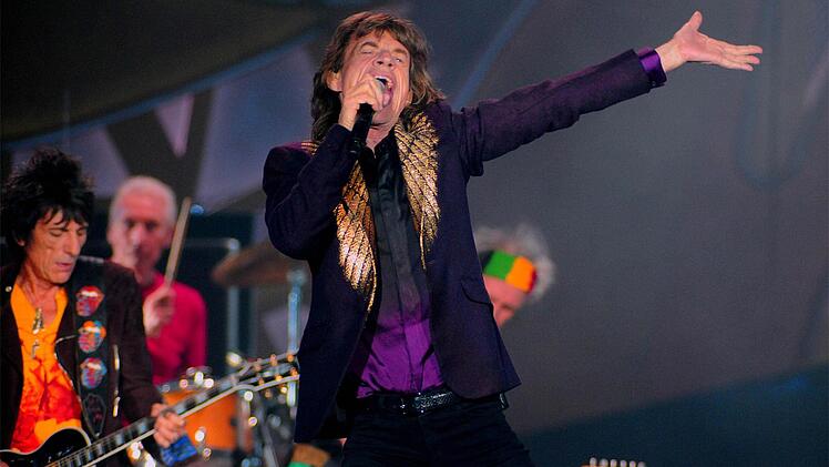 Mit knapp 71 immer noch ein Schreihals: Mick Jagger. An der Gitarre Ron Wood (67), dahinter Charlie Watts (73)  Foto: Helmut Ölschlegel