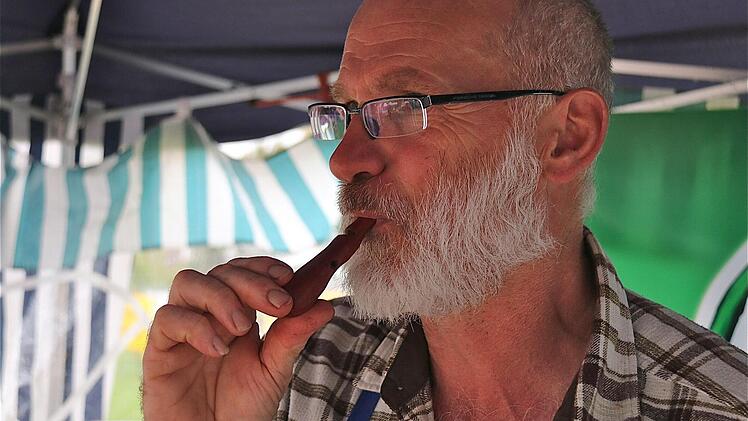 Hundepfeifen-Schnitzer Thomas Schuhmann.