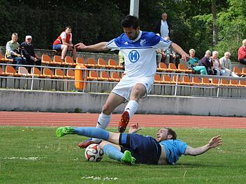 Oben und unten: Obenauf ist Kissingens Ervin Gergely im Ringen um den Ballbesitz mit dem Großbardofer Sebastian Köhler. Aber nach der 0:2-Niederlage droht der Sturz in die Kreisliga Foto: Hopf