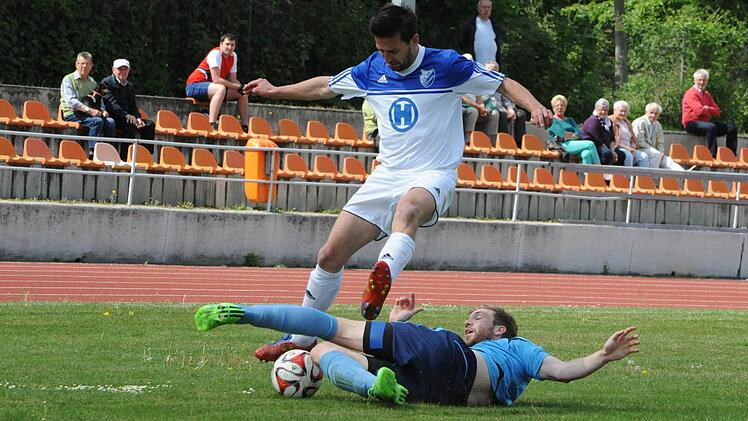 Oben und unten: Obenauf ist Kissingens Ervin Gergely im Ringen um den Ballbesitz mit dem Großbardofer Sebastian Köhler. Aber nach der 0:2-Niederlage droht der Sturz in die Kreisliga Foto: Hopf