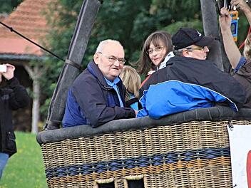 Richard Ebert (im Ballon links) startet zu seiner ersten Fahrt mit dem Heißluftballon. Fotosd: Helmut Will