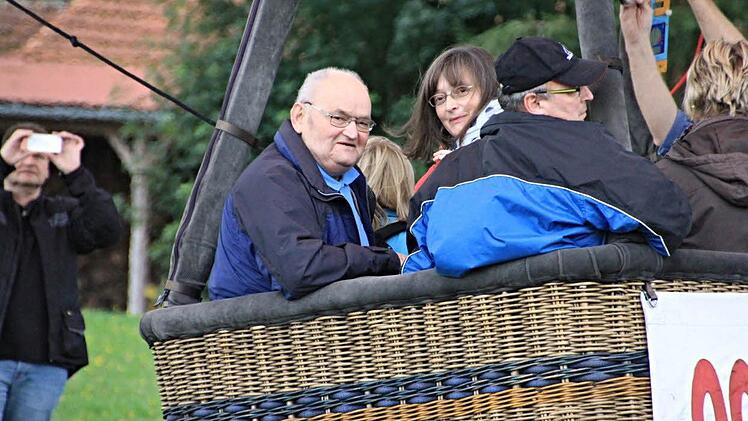 Richard Ebert (im Ballon links) startet zu seiner ersten Fahrt mit dem Heißluftballon. Fotosd: Helmut Will