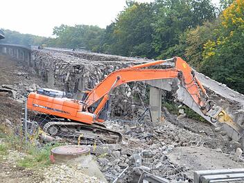 Ordentlich angefressen sieht bereits die südliche Hangbrücke bei Würgau aus. Sie muss einem Neubau weichen.  Fotos: Ronald Rinklef