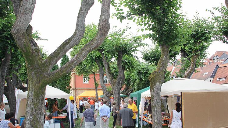 Zwischen den markanten Bäumen wurde gefeiert und sich informiert.  Foto: Andreas Schmitt