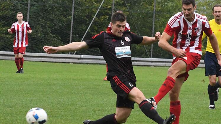 Engagiert, aber auch übermotiviert: Simon Häcker (rechts, gegen den Kahler Niclas Strugarov) wollte zu oft mit dem Kopf durch die Wand. Zu viel Aktionismus, zu wenig Plan - das traf insgesamt auf den FC Fuchsstadt zu. Foto: Hopf