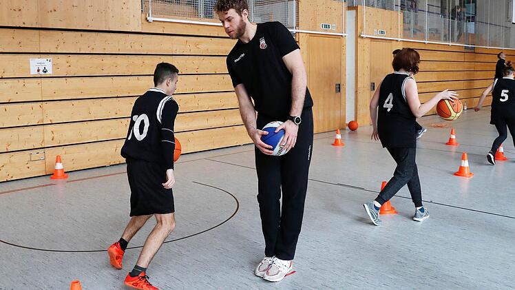 Förderschultag von Brose Bamberg am 6. Februar 2017 in der Aurachtalhalle Stegaurach: Die Basketball-Profis des Deutschen Meisters trainieren 140 Kinder. Foto: Daniel Löb
