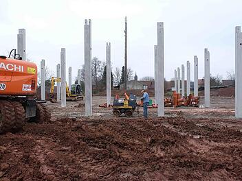Es geht voran auf der Baustelle für den neuen Bauhof der Gemeinde Wartmannsroth im Gewerbegebiet Limpelbach.  Foto: Gerd Schaar