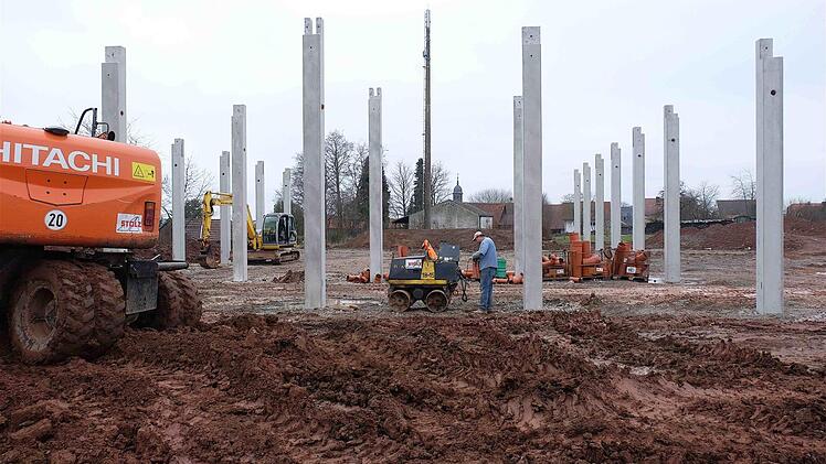 Es geht voran auf der Baustelle für den neuen Bauhof der Gemeinde Wartmannsroth im Gewerbegebiet Limpelbach.  Foto: Gerd Schaar