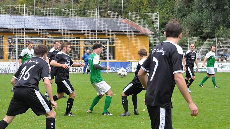 Der FC Stockheim (grüne Trikots) liegt in der "ewigen Tabelle" der Kreisliga mit großem Vorsprung auf Platz 1. Der TSV Steinberg, in der aktuellen Auflistung noch auf Platz 3, hat mittlerweile den TSV Wilhelmsthal überholt. Foto: Herbert Kalb