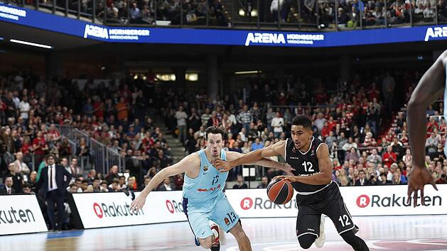 Maodo Lo (mit Ball) zieht gegen Barcelonas Thomas Heurtel zum Korb.  Foto: Daniel L&ouml;b