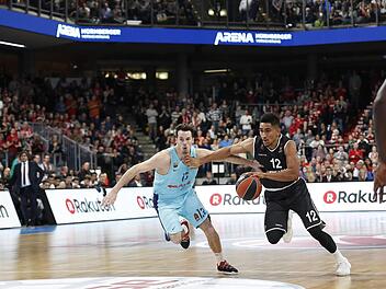Maodo Lo (mit Ball) zieht gegen Barcelonas Thomas Heurtel zum Korb.  Foto: Daniel Löb