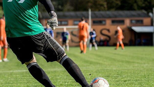 Starke Unwetter in Nordrhein-Westfalen: Ein Amateur-Fußballspiel muss abgebrochen werden, weil Blitz und Donner wüten.Symbolbild: pixabay.com/picselweb