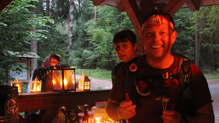 Die Stirnlampe ist Pflicht, denn die n&auml;chtliche Strecke f&uuml;hrt durch Wiesen und W&auml;lder. Foto: Sonny Adam
