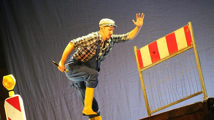 Märchenerzähler, Verkleidungskünstler, Stimmungskanone: Rapper Alligatoah leistete im Regentenbau "Überstunden". Foto: Teresa Hirschberg