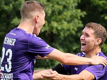 Robin Renner (l.) freut sich mit dem dreifachen FCE-Torsch&uuml;tzen Patrick G&ouml;rtler. Foto: sportpress