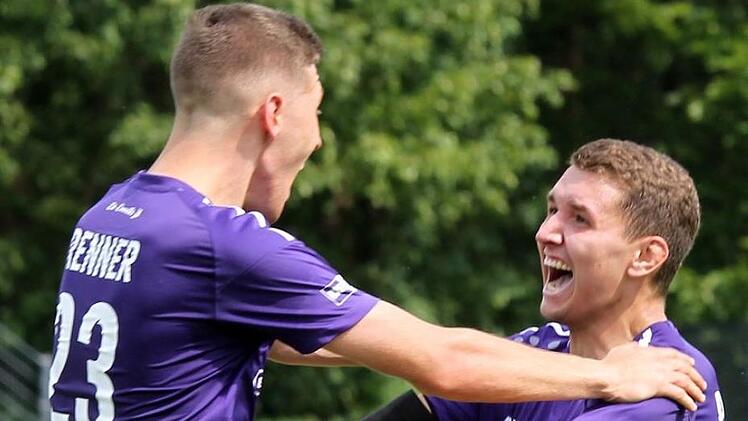 Robin Renner (l.) freut sich mit dem dreifachen FCE-Torsch&uuml;tzen Patrick G&ouml;rtler. Foto: sportpress