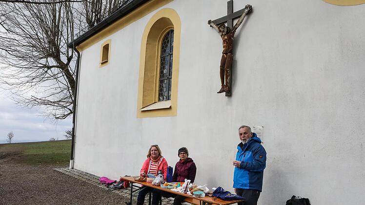 Brotzeit vor der Adelgundiskapelle am Staffelberg. Foto: Barbara Herbst