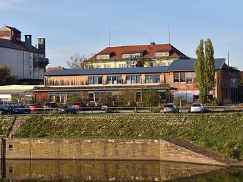 Am Hafen in Haßfurt soll südlich der Waldorfschule (im Bild vorne der neuere Teil der Schule) ein Stadtstrand auf einer Breite von 55 Metern entstehen.  Ulrike Langer