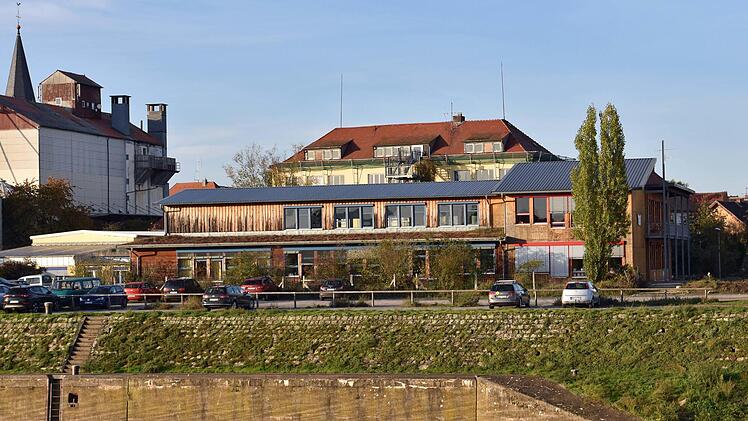 Am Hafen in Haßfurt soll südlich der Waldorfschule (im Bild vorne der neuere Teil der Schule) ein Stadtstrand auf einer Breite von 55 Metern entstehen.  Ulrike Langer