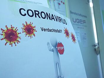 Beim Verdacht auf  eine Infektion mit dem Corona-Virus      sollen die Patienten nicht in die Praxis kommen.  Da kommt der Arzt zum Patienten.  Josef Hofbauer
