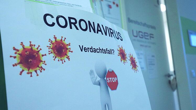 Beim Verdacht auf  eine Infektion mit dem Corona-Virus      sollen die Patienten nicht in die Praxis kommen.  Da kommt der Arzt zum Patienten.  Josef Hofbauer