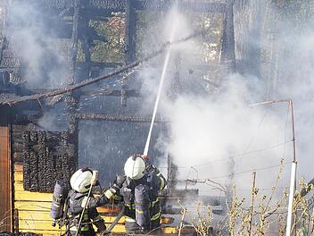 Die Löschtrupps brachten das Feuer schnell unter Kontrolle und konnten ein weiteres Ausbreiten der Flammen verhindern.