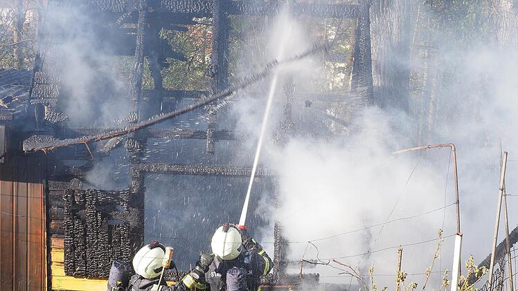 Die Löschtrupps brachten das Feuer schnell unter Kontrolle und konnten ein weiteres Ausbreiten der Flammen verhindern.
