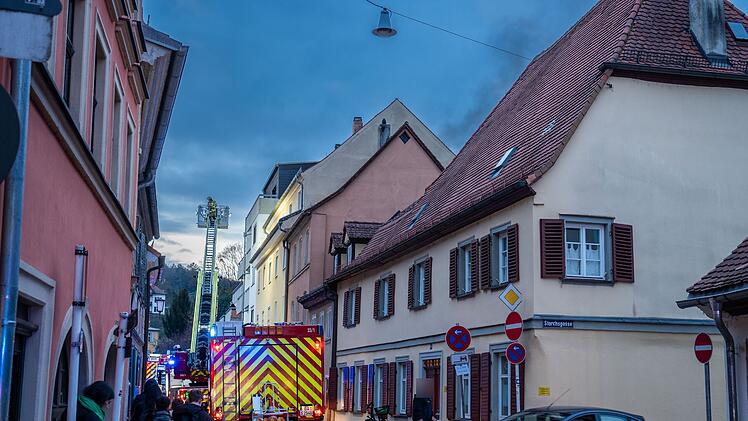 Brand in Bamberger Mehrfamilienhaus - Feuerwehr rückt mit Großaufgebot an