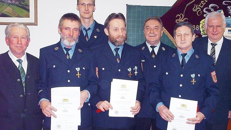 Bei der Ehrung (von links): B&uuml;rgermeister Heinrich Faatz, Alfred Beschle, Kommandant Tommy Hallbauer, Georg Kager, Kreisbrandmeister Albert Tornau, Friedrich Bonhage und stellvertretender  Landrat Johann Pfister  Foto: Dieter Grams