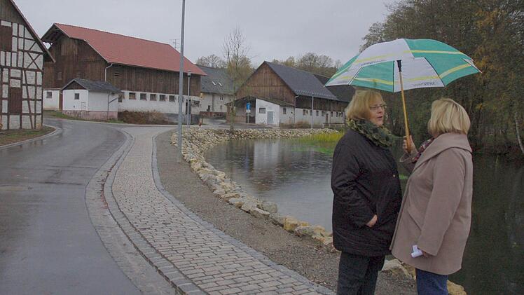 Die Dorferneuerung in Fornbach gehörte zu den größeren Investitionsposten im Tiefbau in Rödental. Bei einem Ortstermin des Bausenats zum Abschluss der Arbeiten machten sich die Zweite Bürgermeisterin Gisela Böhnel (links) und Kämmerin Karin Beier ein Bild. Foto: Rainer Lutz