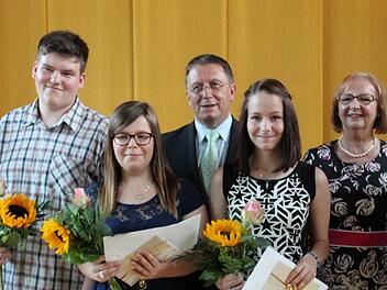 Die drei Schulbesten Florian Müller (2,0), Tatjana Mittenzwei (1,77) und Nadine Förtsch (1,83). Mit ihnen freuten sich Oberbürgermeister Henry Schramm und Rektorin Heidi Koblofsky Foto: Katharina Müller-Sanke