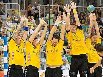 Hände hoch und Augen zu - die HSC-Spieler mussten sich für den ersten Saisonsieg mächtig strecken. Am Ende reichte es zu einem 34:31-Sieg gegen den SV Henstedt-Ulzburg. Foto: Albert Höchstädter