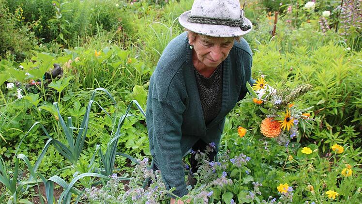 Irmgard Heinreich schneidet in ihrem Garten einen Zweig Borretsch für ihren Würzbüschel.  Fotos: Ronald Heck