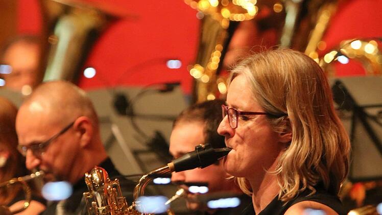 Begeisterten Beifall verdiente sich die Blaskapelle Meeder bei ihrem Jahreskonzert in der ausverkauften Schulturnhalle. Foto: Jochen Berger