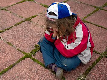 Die Staatsanwaltschaft Coburg wirft der ehemaligen Leiterin und einer Kinderpflegerin vorsätzliche Körperverletzung und Misshandlung vor. Symbolfoto: Patrick Pleul, dpa