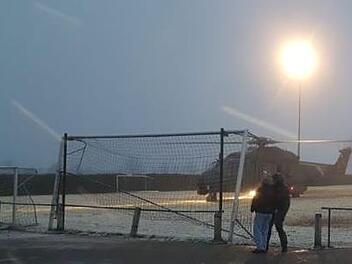 Am Montagabend landete überraschend ein Militärhubschrauber auf dem Sportplatz in Mitgenfeld. Foto: Manfred Fischer