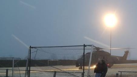 Am Montagabend landete überraschend ein Militärhubschrauber auf dem Sportplatz in Mitgenfeld. Foto: Manfred Fischer