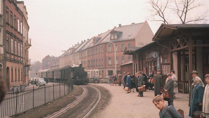Der Mittagszug der "Seekuh" fährt im Frühjahr 1961 in den Bahnhof Erlangen-Zollhaus ein. Von dort geht es in geruhsamem Tempo weiter in  Richtung Neunkirchen. Repro: Günther Klebes