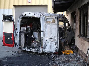 Der Foodtruck brannte völlig aus. Foto: News5/Fricke