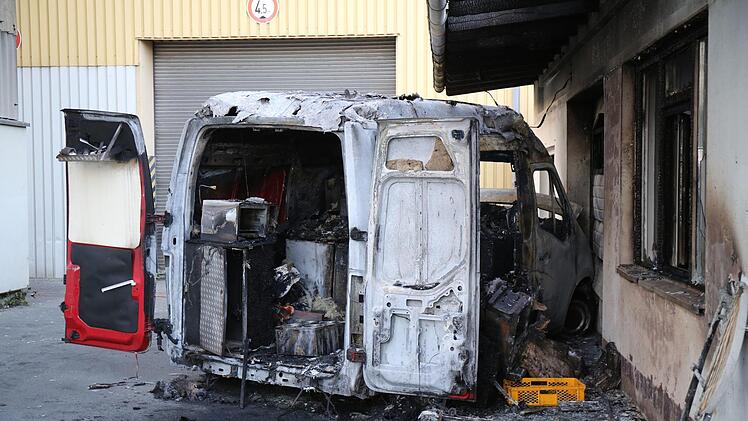 Der Foodtruck brannte völlig aus. Foto: News5/Fricke