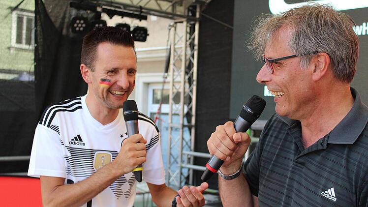 Ein optimistisches Duo vor Spielanpfiff: Bürgermeister Andreas Hügerich und Moderator Frank Ziegler.Markus Häggberg