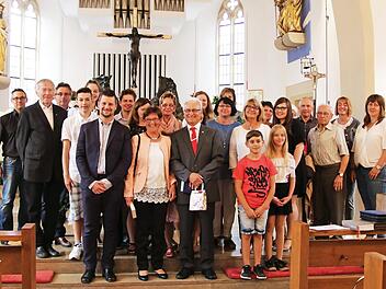 Ihre Goldene Hochzeit feierten Rosi und Robert Göcking (vorne Mitte) mit Freunden und der Familie nach einem Gottesdienst in St. Bartholomäus zu Wartenfels. Foto: Klaus Klaschka