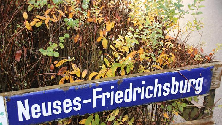 Hans Schrepfer hat an seinem Grundstück auch noch ein altes Schild, das an die Zugehörigkeit zur ehemaligen Gemeinde Neuses erinnert. Foto: Andreas Schmitt