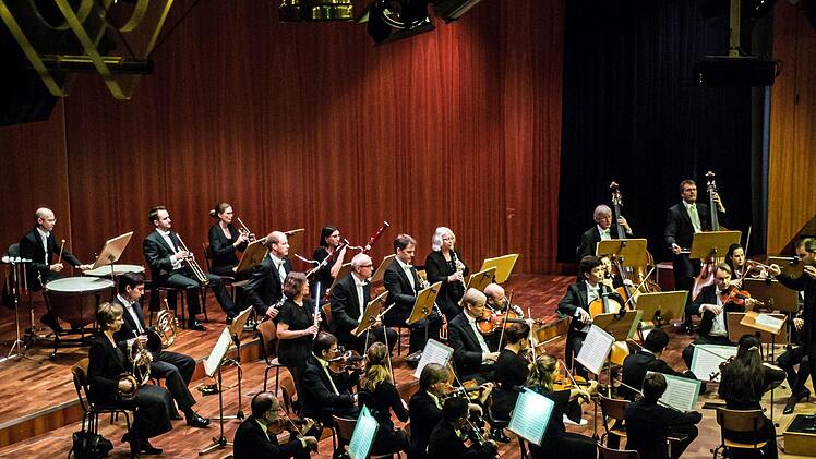 Der Pianist Alexander Schimpf war der umjubelte Solist beim Sinfoniekonzert des Landestheaters im Coburger Kongresshaus. Am Dirigentenpult stand als Gast Johannes KlumppFoto: Jochen Berger