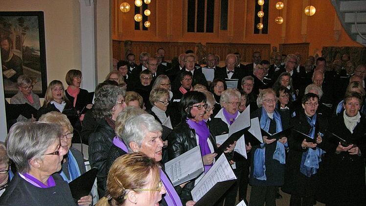 "Brüder reicht die Hand" singen alle Chöre zusammen. Foto: Klaus Oelzner