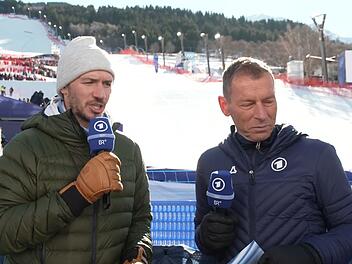 Kritische Blicke vor der Olympia-Abfahrt der M&auml;nner: Experte Felix Neureuther (links) und Moderator Markus Othmer konnten sp&auml;ter aufatmen: Es gab keine schweren St&uuml;rze.