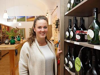 Megan Thiel präsentiert das Sortiment in der Vinothek am Marktplatz.Foto: Arkadius Guzy
